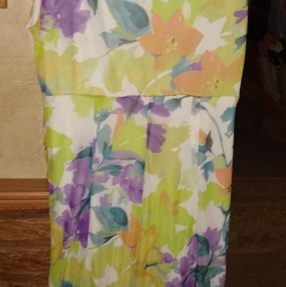 Classy Fitted Dress - Picture 2 of 3